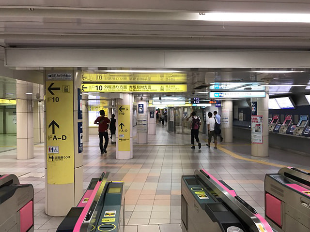 ①赤坂見附駅改札から10番出口へ向かいます。