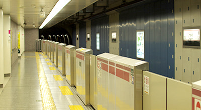 駅から徒歩2分、地下鉄6線利用可　写真