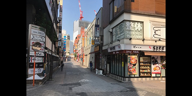 ④交差点に出たら富士そばを右手に緩い坂を進みます。