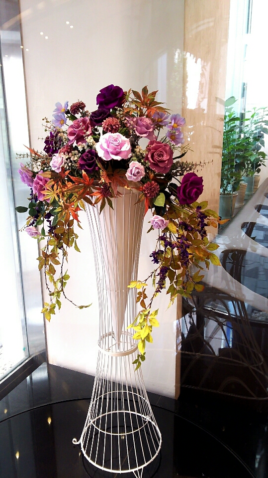 秋のお花で皆様をお迎えします