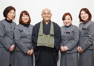 来られる方が清々しく過ごせるよう、真心こめて勤めています。