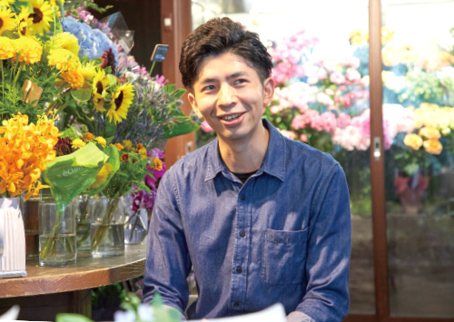 祈りのひと時を清々しい花たちで支える